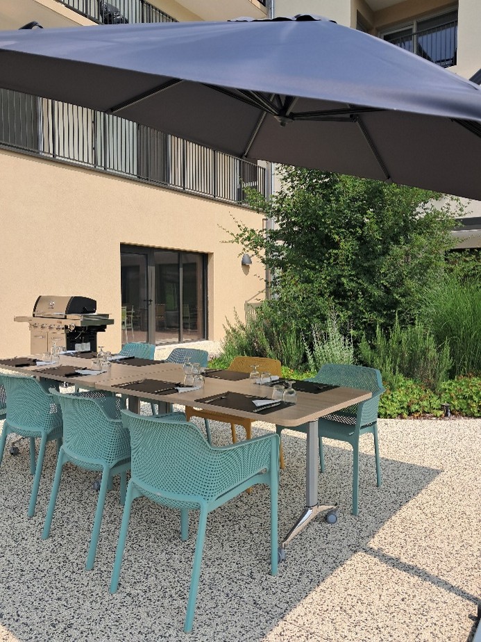 espace repas terrasse extérieure